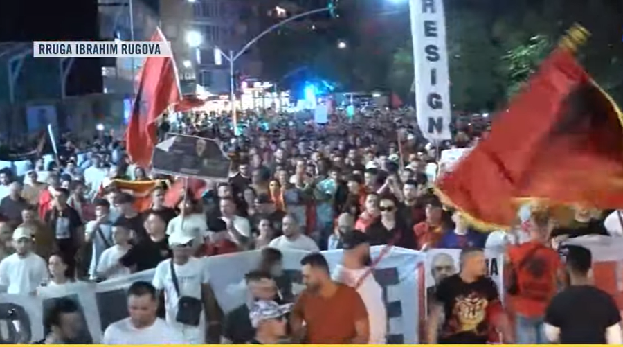 Marshim kilometrik në Tiranë, protestuesit mbushin rrugët e