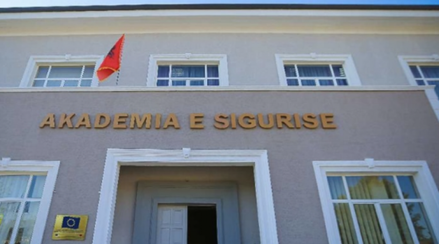 Dhjet&euml;ra student&euml; t&euml; Akademis&euml; s&euml; Siguris&euml; u