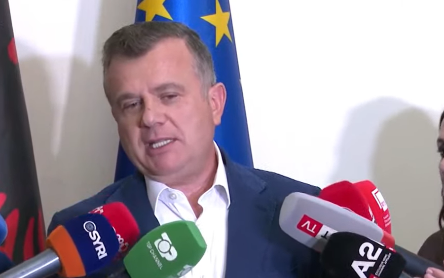 Qindra mij&euml;ra protestues mbush&euml;n Tiran&euml;n, Balla: Grup histerik!