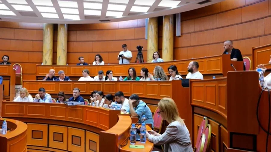 Protestat ndezin debat n&euml; K&euml;shillin Bashkiak t&euml; Tiran&euml;s,