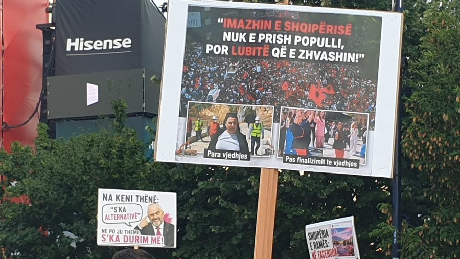 FOTO/ "Ne flasim p&euml;r hallet, Rama poston flamingo", ja disa nga