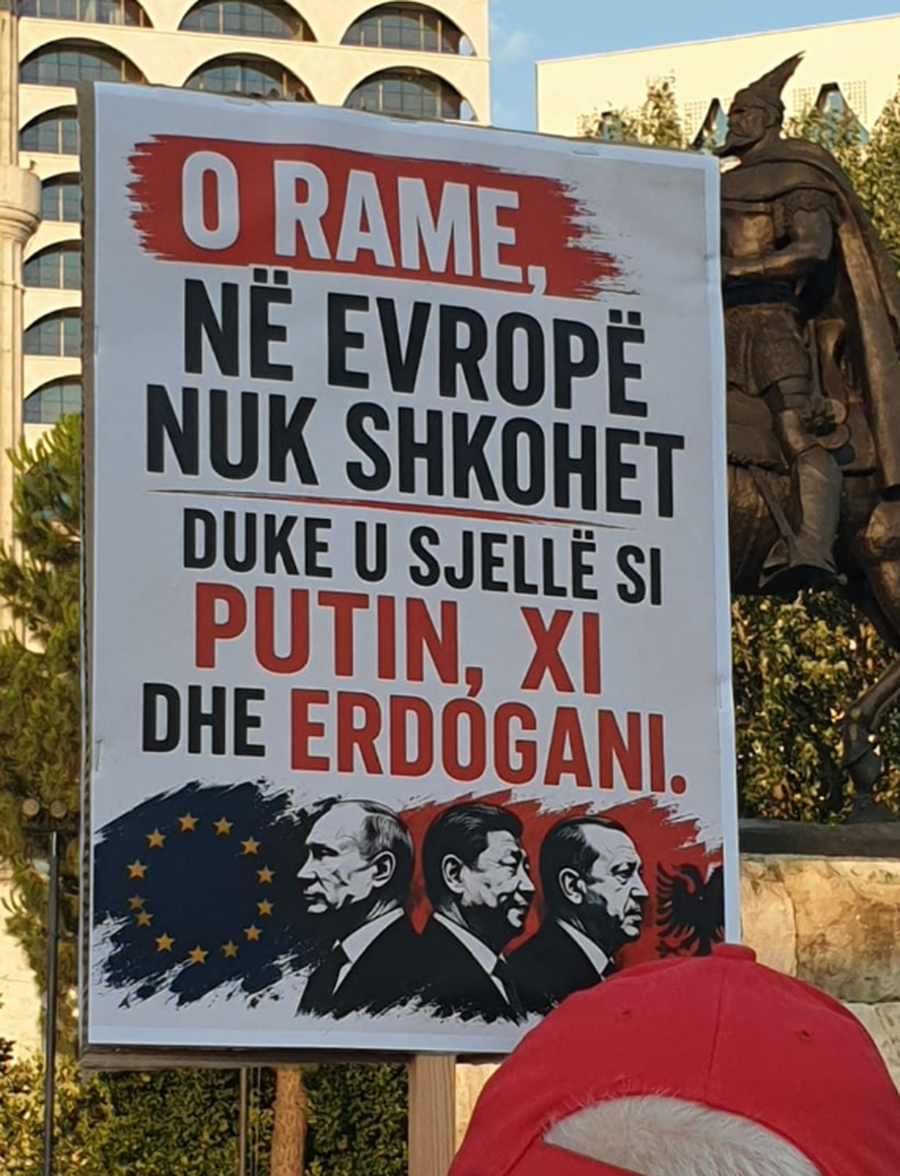 FOTO/ "Ne flasim p&euml;r hallet, Rama poston flamingo", ja disa nga