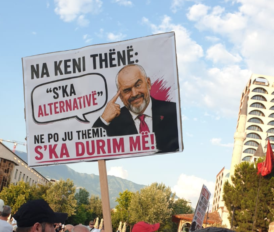 FOTO/ "Ne flasim p&euml;r hallet, Rama poston flamingo", ja disa nga