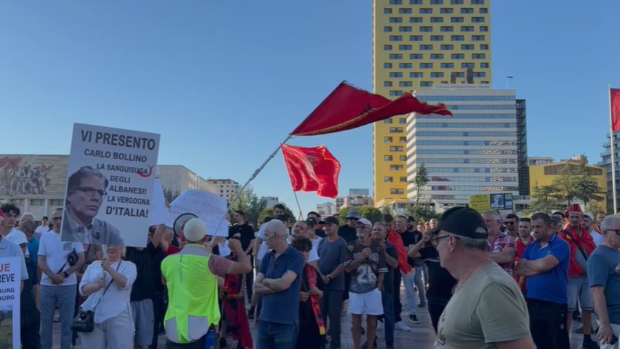 FOTO/ "Ne flasim p&euml;r hallet, Rama poston flamingo", ja disa nga
