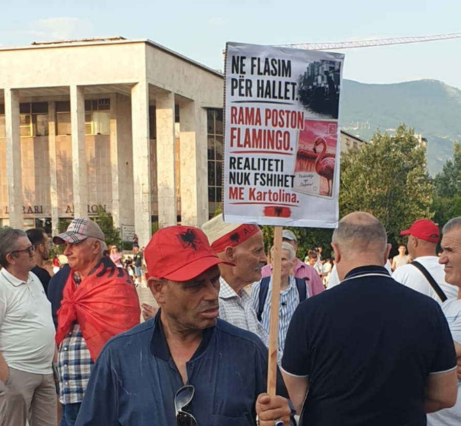 FOTO/ "Ne flasim p&euml;r hallet, Rama poston flamingo", ja disa nga