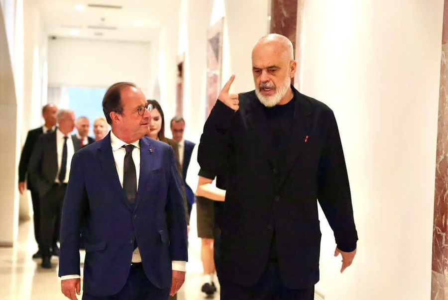 Rama i akordon medaljen e art&euml; ish-presidentit francez: Hollande forcoi