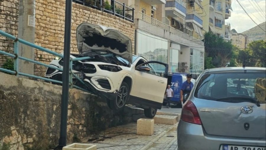 FOTO-LAJM/ Drejtuesi humb kontrolli, Benz&rdquo; del nga rruga dhe ndahet