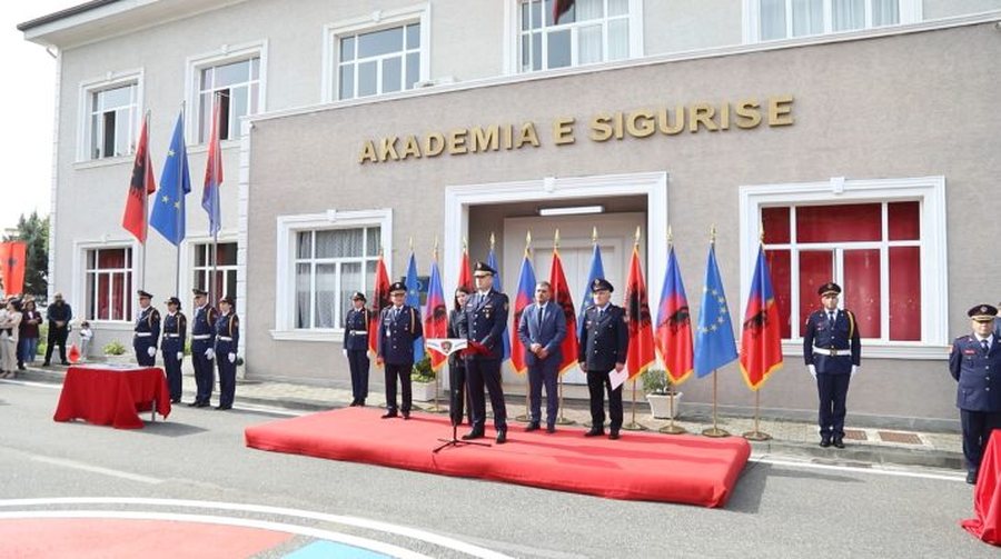 Helmimi i kursanteve t&euml; Akademis&euml; s&euml; Siguris&euml;, Salla: Presim