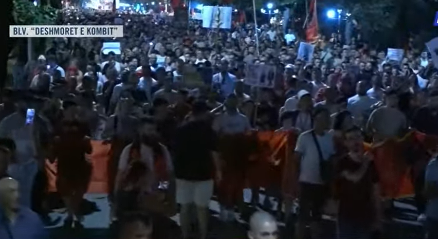&ldquo;Rama jepe dor&euml;heqjen&rdquo;, pas protest&euml;s tek Kryeministria,