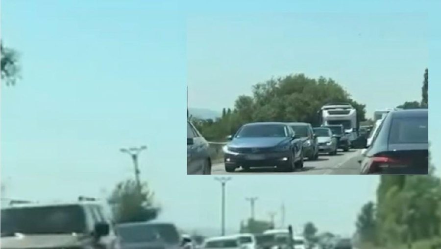Lezh&euml;, trafik i r&euml;nduar drejt bregdetit t&euml; Sh&euml;ngjinit,