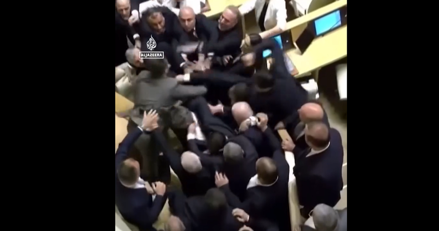 VIDEO/ &ldquo;Plas&rdquo; grushti n&euml; parlamentin gjeorgjian, mazhoranca dhe