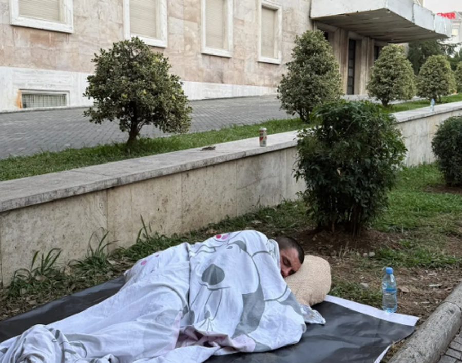 Rezistenca e protestuesve, qytetari shtrihet para kryeministris&euml; deri