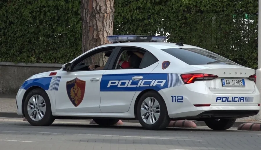 Dhunuan dhe mbajt&euml;n peng klienten, n&euml; pranga dy pronar&euml; t&euml;