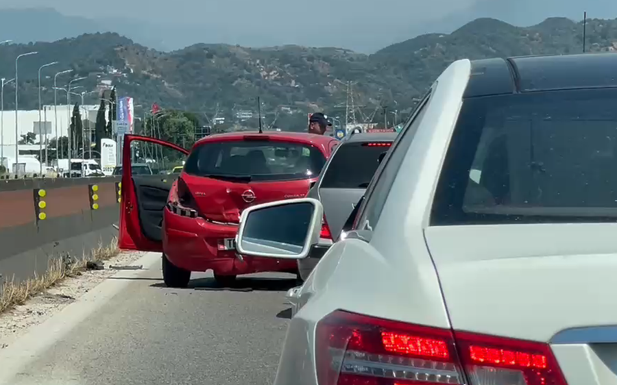 Aksident zinxhir n&euml; autostrad&euml;n Durr&euml;s&ndash;Tiran&euml;,