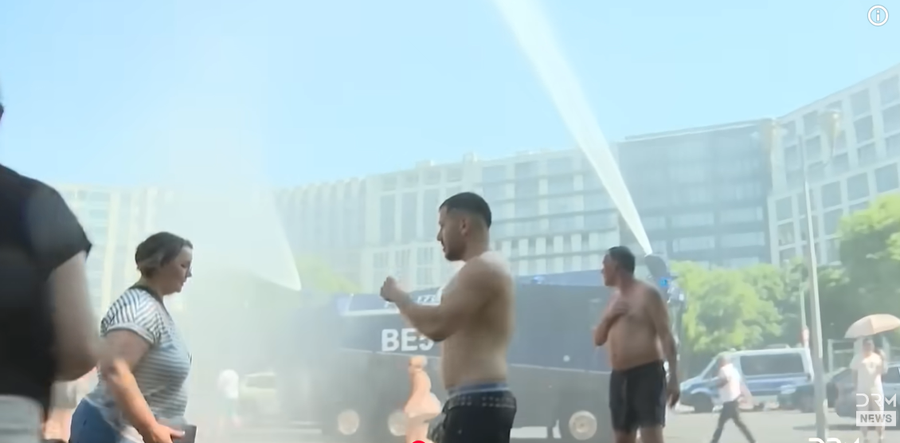 VIDEO/ Temperatura rekord n&euml; Gjermani, policia hedh topa uji p&euml;r