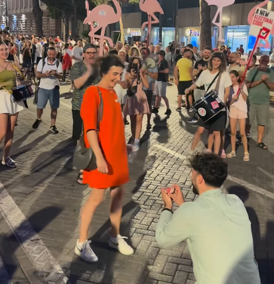 Edhe fest&euml;, edhe protest&euml; ! Me unaz&euml;  n&euml;  dor&euml;  dhe