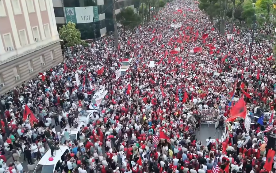Protestat masive pa asnj&euml; xham t&euml; thyer, 1 muaj nga &lsquo;Revolucioni