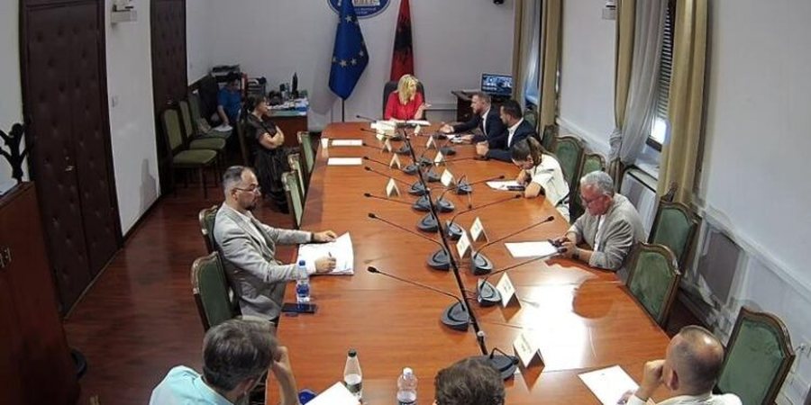 &ldquo;Nuk d&euml;gjoj bro&ccedil;kulla&rdquo;/ Ina Zhupa dhe deputeti socialit