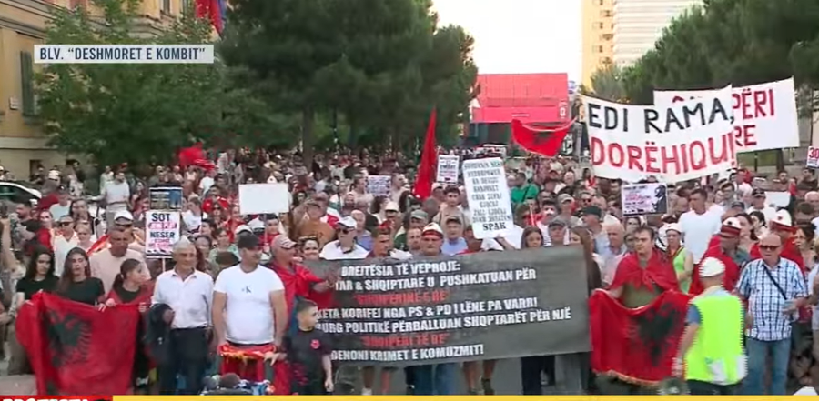 1 muaj protest&euml;/ Qytetar&euml;t mblidhen n&euml; shesh, k&euml;rkohet