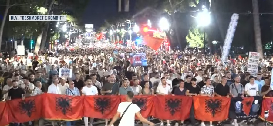 Protesta e 30-t&euml; n&euml; Tiran&euml;, tensione mes policis&euml; dhe