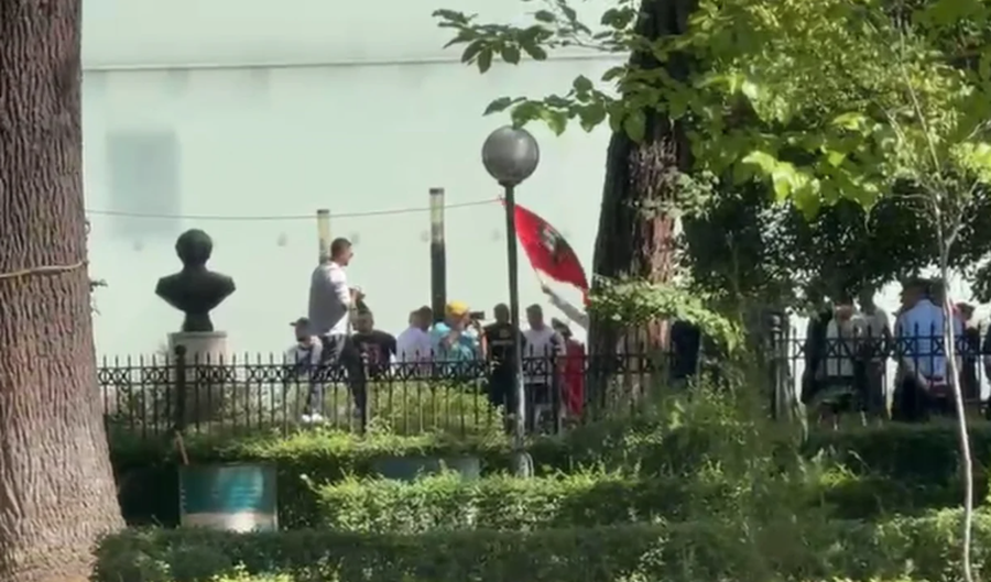 "Parlament analfabet", protestuesit mblidhen para Kuvendit,