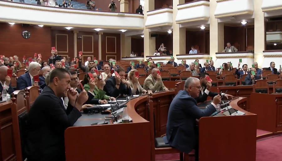 Rama mungon n&euml; Kuvend, socialist&euml;t rr&euml;zojn&euml;