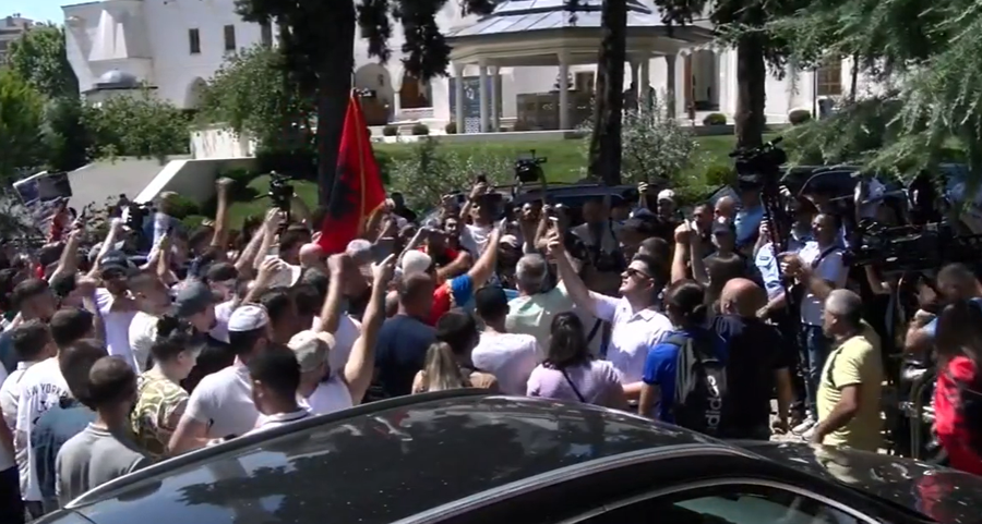 "Parlament i krimit", protestuesit marrin koshin e plehrave: K&euml;tu