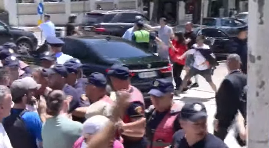 Tensione para Kuvendit, protestuesit gjuajn&euml; me vez&euml; makin&euml;n e