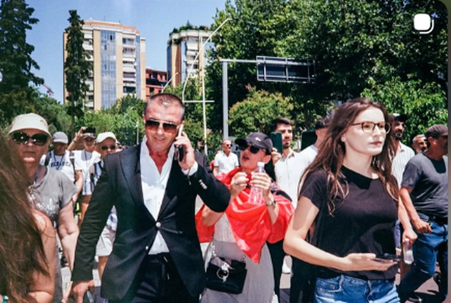 VIDEO/ &ldquo;Nuk na p&euml;rfaq&euml;soni&rdquo;, aktivistja ndjek me megafon