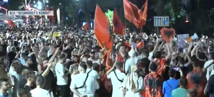 Protestuesit nisin marshimin rrug&euml;ve t&euml; kryeqytetit, ndalojn&euml;