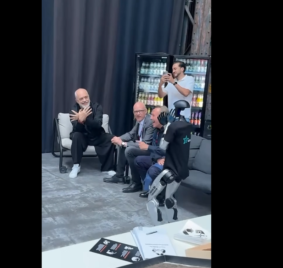 VIDEO-LAJM/ Rama në Gjermani, i “mëson” robotit si të