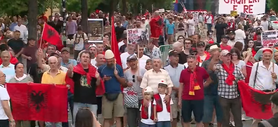 Sot protesta e 32-t&euml;, qytetar&euml;t marshojn&euml; me pankarta e flamuj