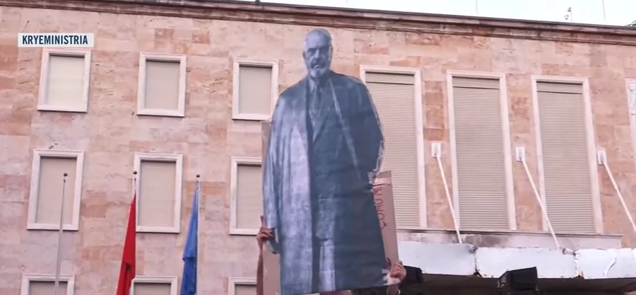 Sot protesta e 32-të, qytetarët marshojnë me pankarta e flamuj