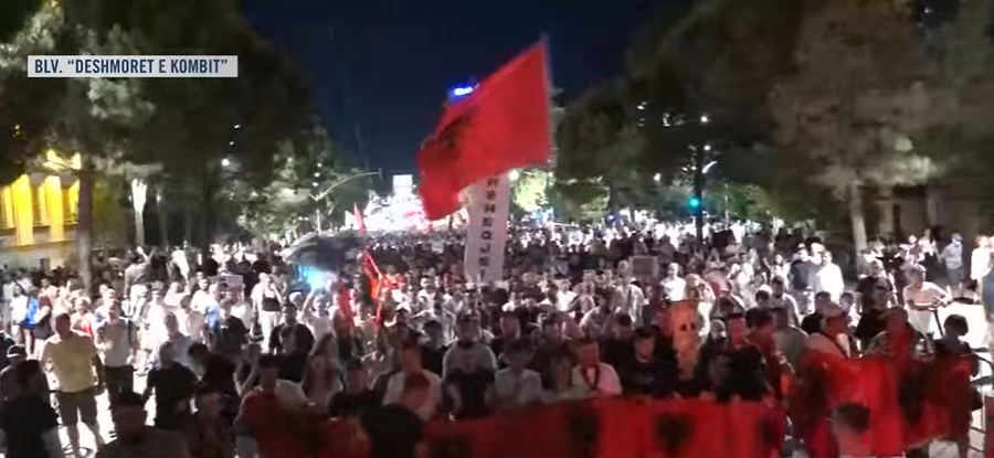 Sot protesta e 32-t&euml;, qytetar&euml;t marshojn&euml; me pankarta e flamuj