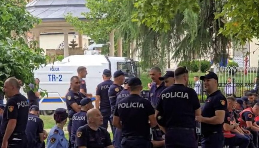 “Blindohet” Kuvendi, protestuesit hedhin miell ndaj Peleshit,