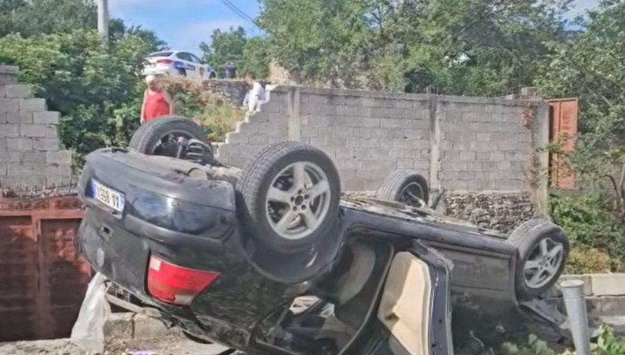 Aksident i friksh&euml;m n&euml; Kuk&euml;s, makina &lsquo;fluturon&rsquo; mbi