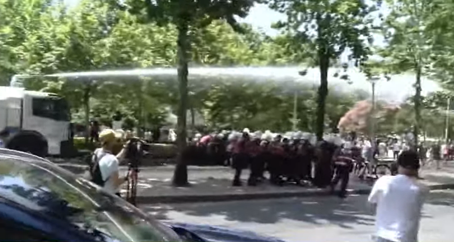 Protestë me tensione para Kuvendit, lëndohen 3 qytetarë dhe 2