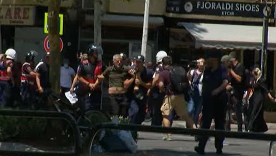 Protestë me tensione para Kuvendit, lëndohen 3 qytetarë dhe 2