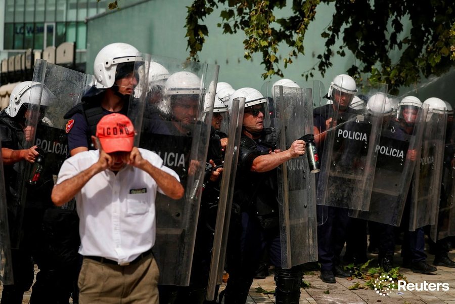 Tensionet tek Parlamenti, 15 efektivë dhe 4 qytetarë të