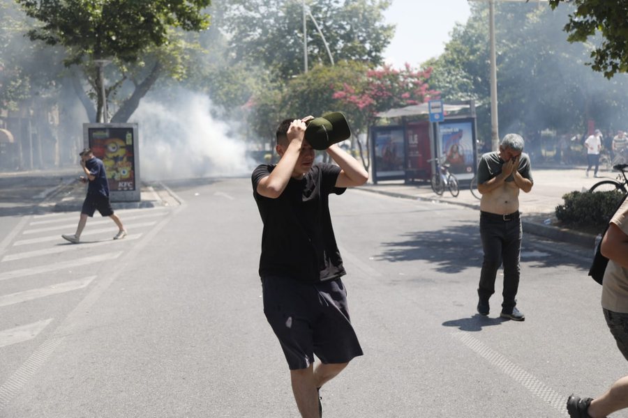 Tërheqje zvarrë dhe shkopinj gome, si u shpërnda protesta te