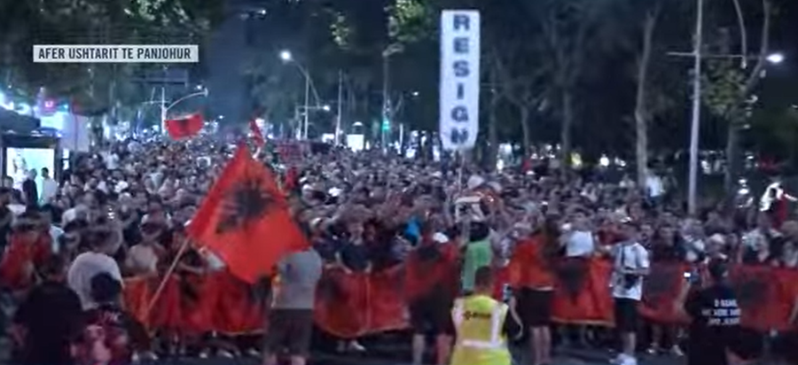 Mbyllet protesta, qytetarët marshojnë drejt komisariatit nr.3: Lironi