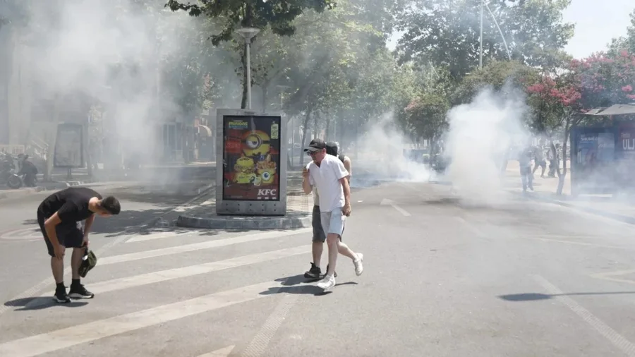Tensionet dhe dhuna n&euml; protest&euml;n e djeshme, policia: 19 protestuar