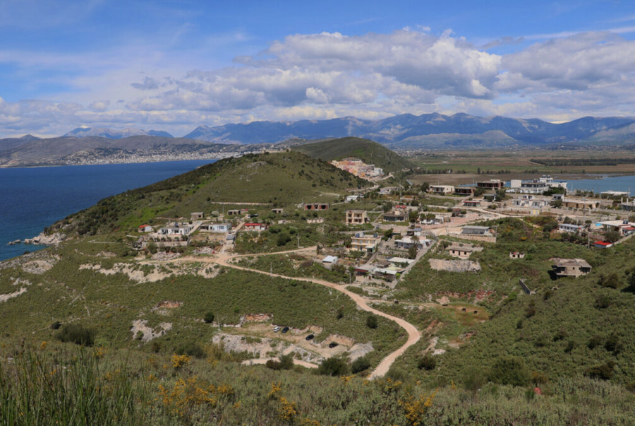 Resorti n&euml; Plazhin e Pasqyrave rrezikon t&euml; rrafshoj&euml; fshatin
