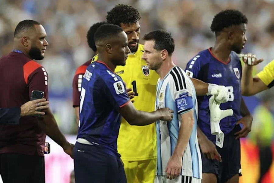 I k&euml;rkuan foto dhe fanell&euml;n, Messi p&euml;r lojtar&euml;t e Kepit