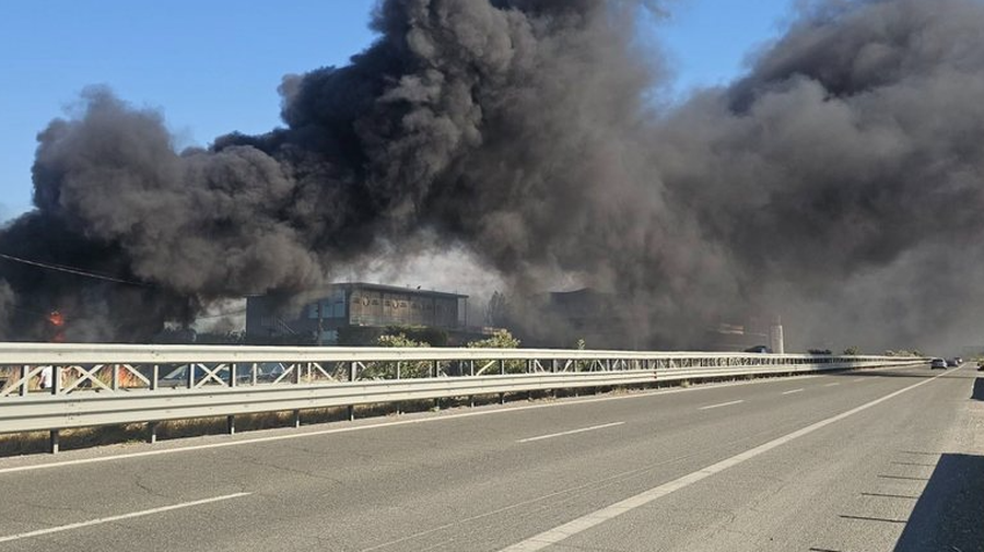 VIDEO/ Zjarr i madh në autostradën Laç-Mamurras, tymi mbulon
