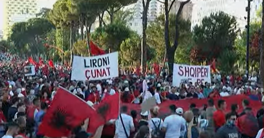 Nis protesta e 35-t&euml;, mij&euml;ra protestues mbushin sheshin, shpaloset