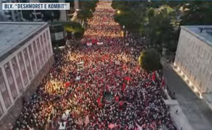 Nga sheshi Sk&euml;nderbej tek kryeministria, protest&euml; madh&euml;shtore