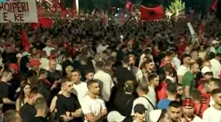 Mbyllet protesta madhështore para kryeministrisë, dhjetëra