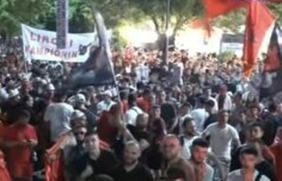 &ldquo;Nuk jeni vet&euml;m&rdquo;, protestuesit mb&euml;rrijn&euml; tek