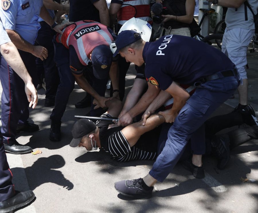 21 protestuesit dalin sot para Gjykatës së Tiranës, pritet tubim